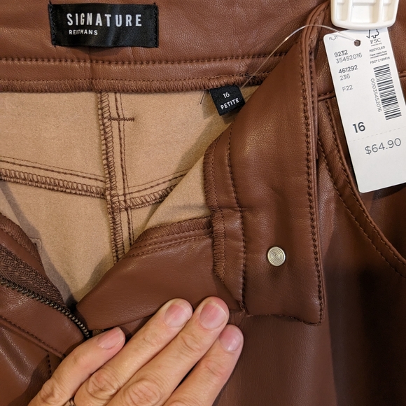 🍂 SIGNATURE by REITMANS Size 16 NWT Faux Leather Pants - Picture 2 of 4